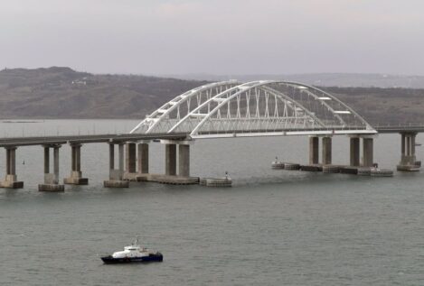 Rusia confirma que ha podido restablecer el tráfico en ambos sentidos del puente de Crimea