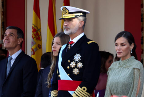 Sánchez llega más tarde que el Rey al desfile militar para evitar los pitos y gritos de «dimisión»