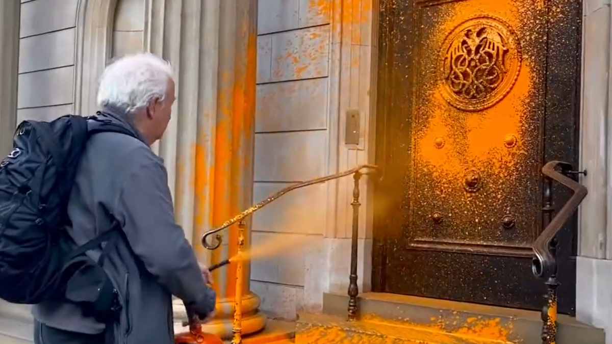 (VÍDEO) Activistas climáticos arrojan pintura sobre edificios gubernamentales en Londres