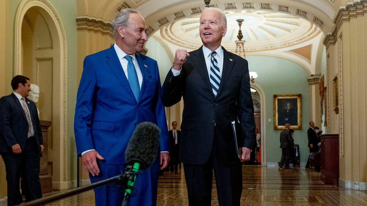 (VÍDEO) Biden habla de las elecciones sin ver que había un micro encendido: «Estamos en peligro»