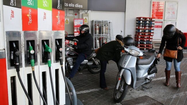 Colas en las gasolineras francesas: las petroleras garantizan el suministro pese a la huelga en el principal grupo energético galo