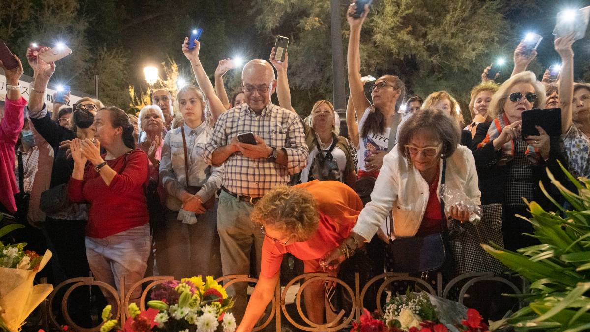 Cientos de personas rinden homenaje a ‘Spiriman’ en el cementerio de Granada
