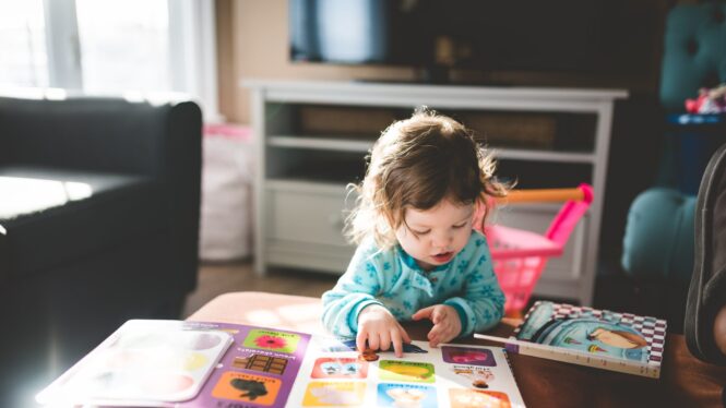 El Gobierno amplía la ayuda de 100 euros a las familias con hijos de entre cero y tres años