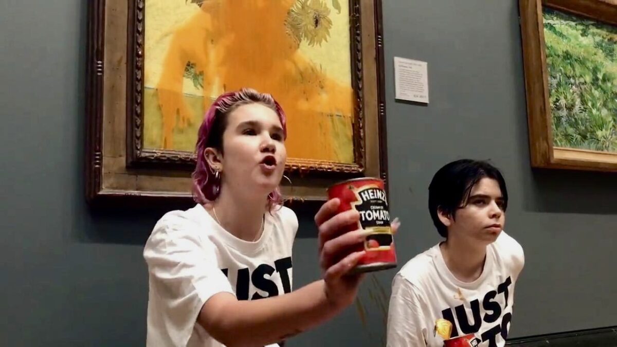 (VÍDEO) Dos activistas lanzan sopa de tomate sobre el cuadro ‘Los Girasoles’ de Van Gogh en la National Gallery de Londres
