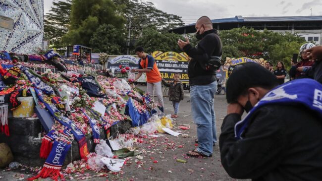"Haremos pagar a los culpables": Indonesia aparta del cargo a 10 policías e investiga a otros 28 tras la tragedia en un partido de fútbol