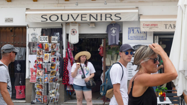 Menos turistas y con menor gasto individual: la inflación arruina el verano de la 'recuperación'