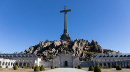 Ayuso da el primer paso para proteger la cruz del Valle de los Caídos con una ley