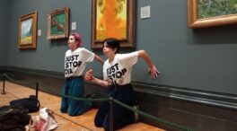 Presentan cargos contra las ecologistas que arrojaron tomate a 'Los Girasoles' de Van Gogh
