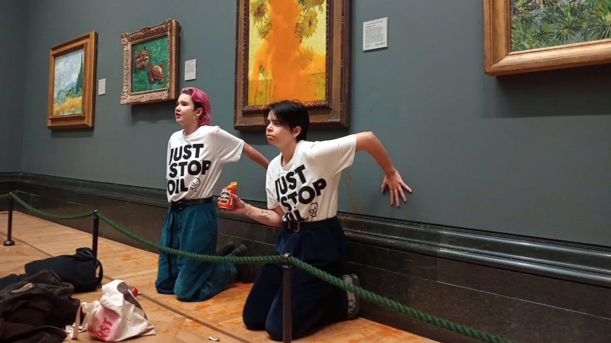 Presentan cargos contra las ecologistas que arrojaron tomate a ‘Los Girasoles’ de Van Gogh