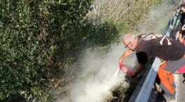 Más de 75 efectivos trabajan en la extinción del incendio de Vizcaya que ha entrado en Burgos