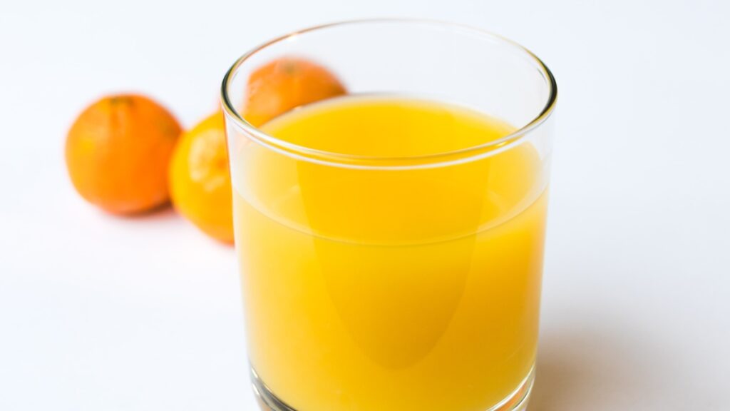 El zumo de naranja o pomelo puede reaccionar con las estatinas.