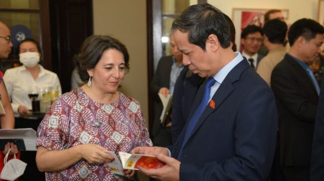 La Embajada de España en Vietnam organiza una exposición que rinde tributo a las mujeres