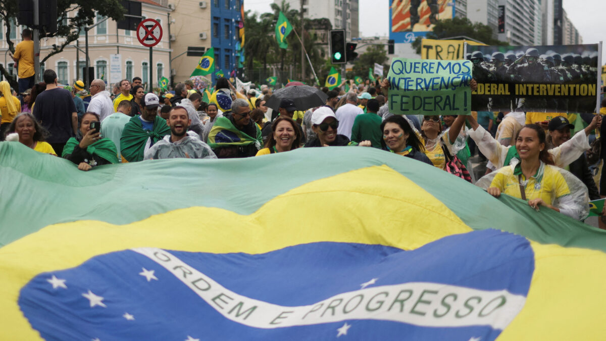 Miles de bolsonaristas piden una intervención militar en Brasil ante el triunfo de Lula