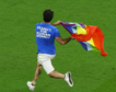 Un espontáneo con una bandera LGTB salta al campo en el Portugal-Uruguay