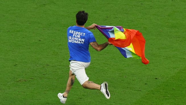Un espontáneo con una bandera LGTB salta al campo en el Portugal-Uruguay