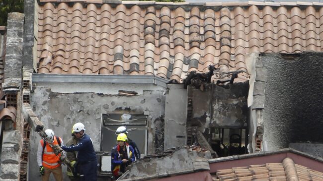 (VÍDEO) Al menos ocho muertos tras caer una avioneta en un barrio residencial de Medellín