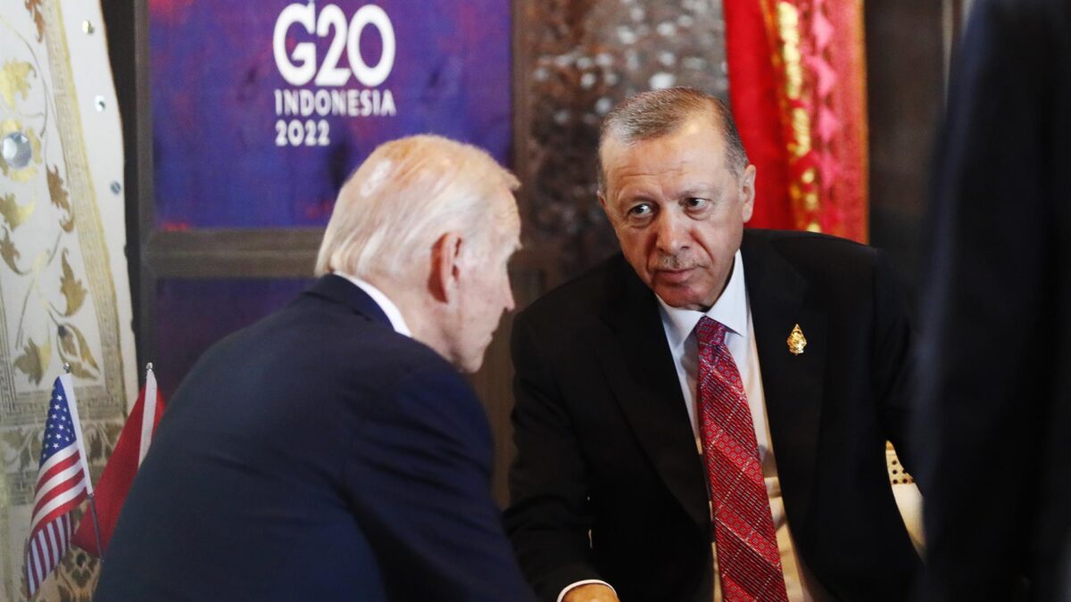 Erdogan y Biden se reúnen tras acusar Turquía a EE. UU. de apoyar el terrorismo