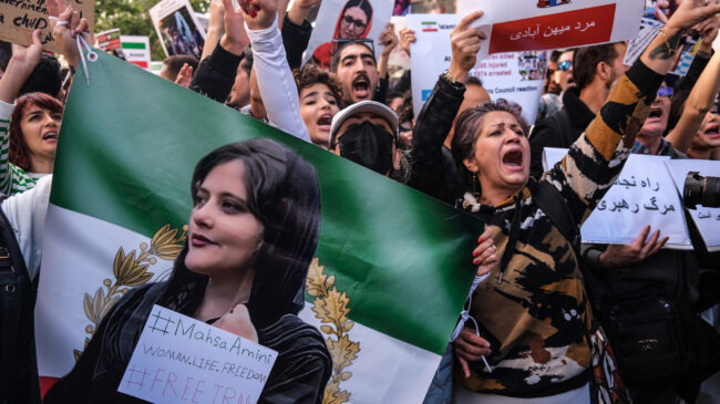 El parlamento iraní estudia prohibir la salida del país a los estudiantes que participen en las protestas