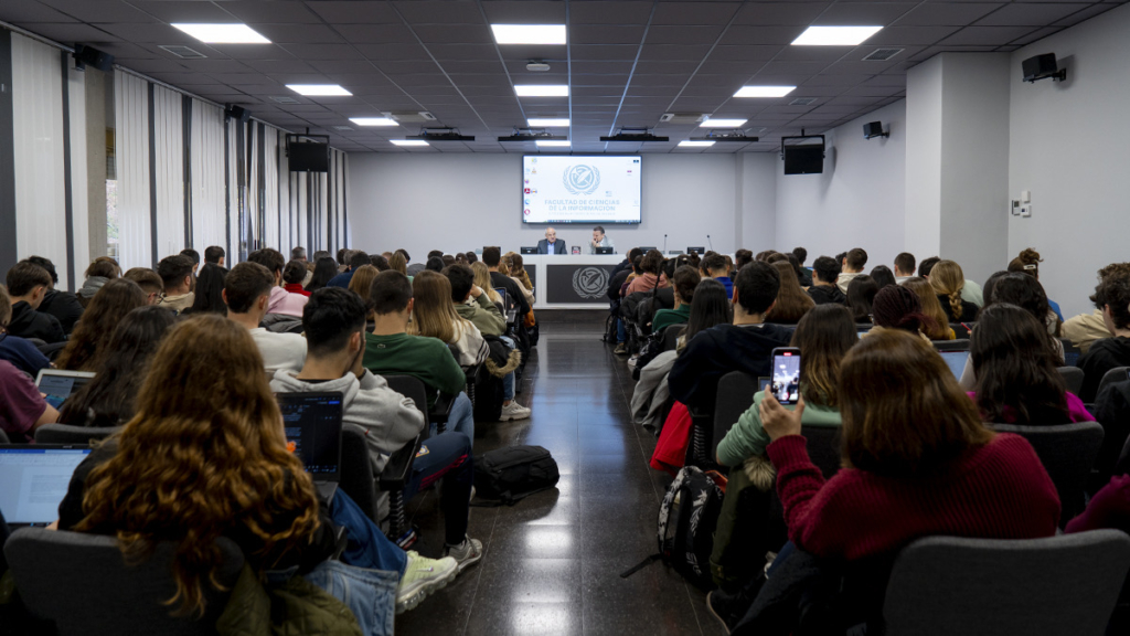 El auditorio de la Universidad Complutense, abarrotado para seguir la intervención de Antonio Caño. Foto: Víctor Ubiña. 