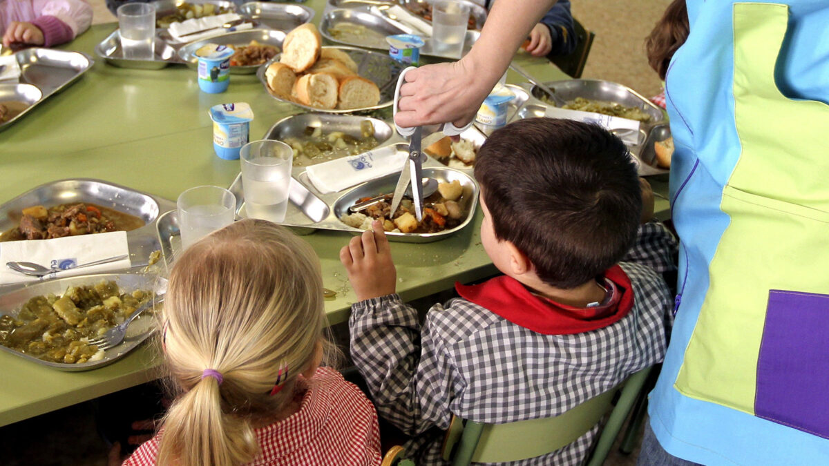 Las ayudas para las familias, en el punto de mira: la mitad de los alumnos que piden beca comedor se quedan sin ella