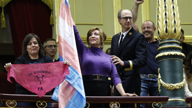 La Plataforma Trans acusa al PSOE de aliarse con la derecha y le amenaza con ser un partido "non grato"