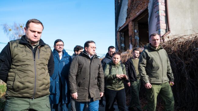 Albares entrega 30 ambulancias en su visita a Kiev y reafirma el apoyo de España a Ucrania