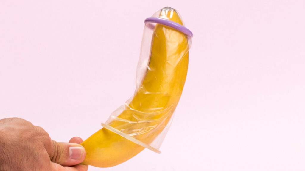 Alegoría de sexo oral seguro con un plátano y un preservativo.