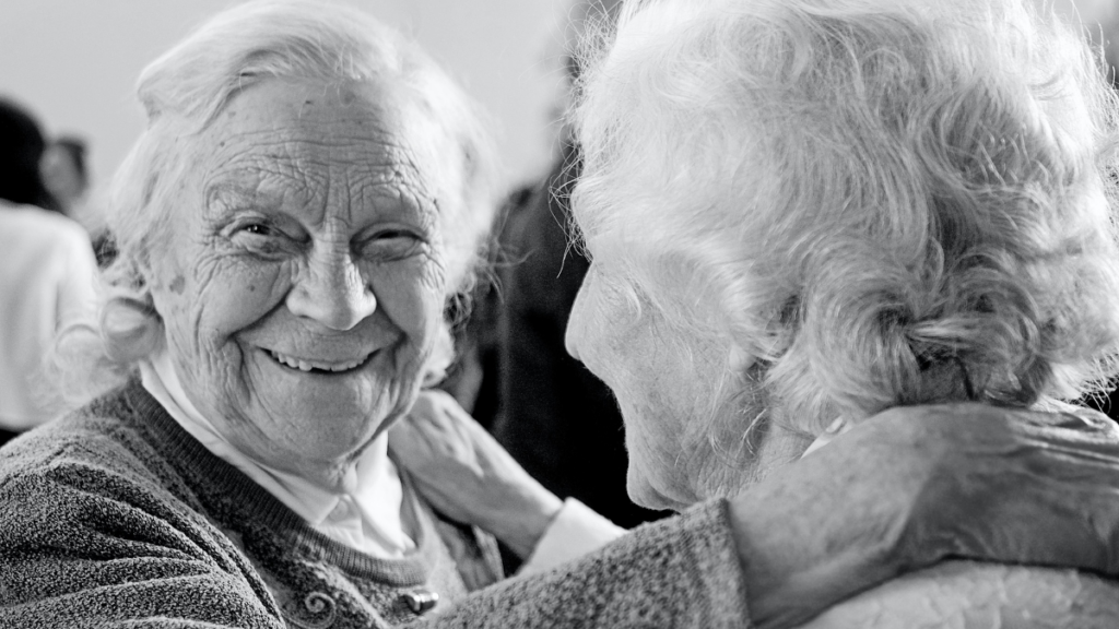 Dos señoras mayores se abrazan