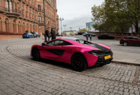 Las aventuras y desventuras de los deportivos de color rosa en Londres