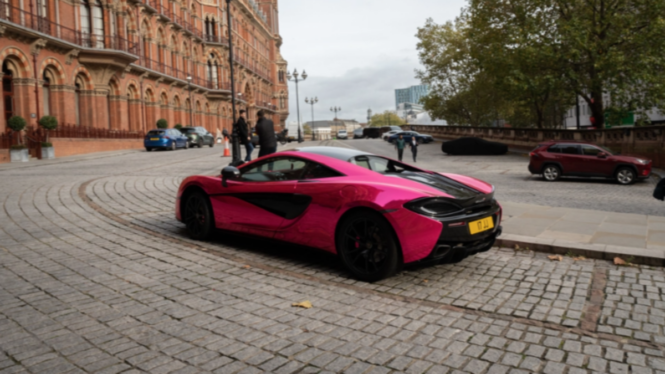Las aventuras y desventuras de los deportivos de color rosa en Londres