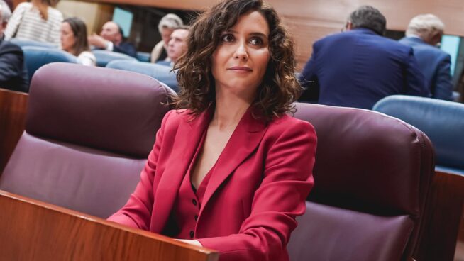 Ayuso saca adelante la deflactación del IRPF en Madrid con el apoyo de Vox