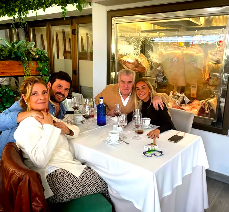 Willy Bárcenas, Loreteo, Luis Bárcenas e Rosalía Iglesias comiendo en un restaurante. Gtres