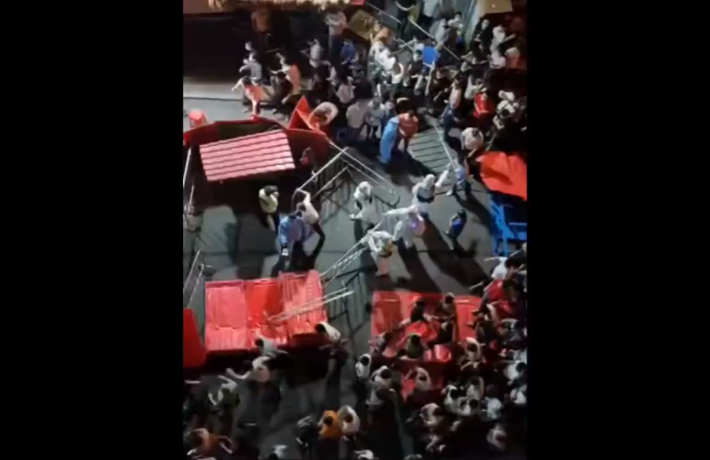 (VÍDEO) Los ciudadanos de Guangzhou se rebelan contra las medidas covid protagonizando una escena caótica