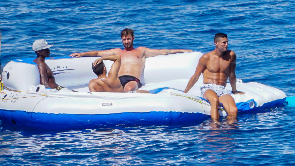 Cristiano Ronaldo durante sus vacaciones en 2022, luciendo abdominales