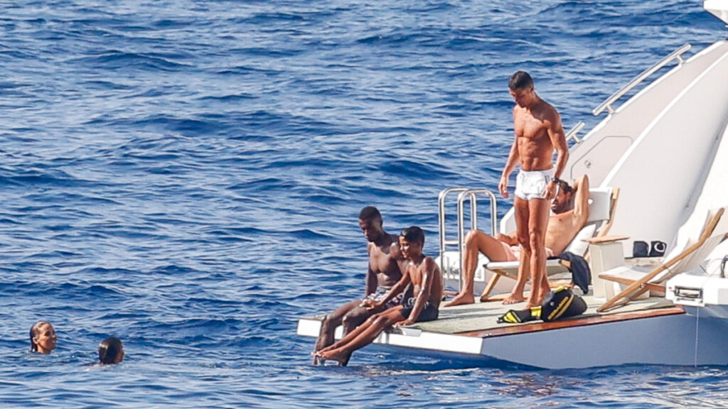 Cristiano Ronaldo en un barco durante sus vacaciones