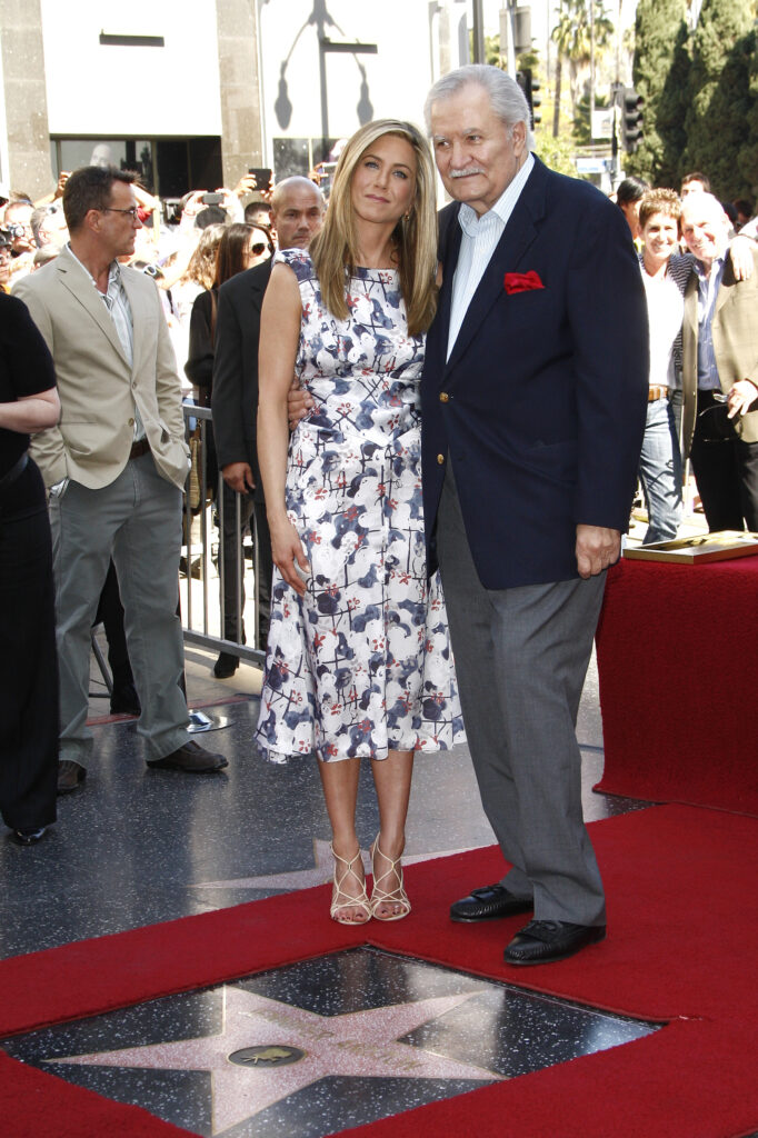 Jennifer Aniston junto a su padre en un evento. Gtres