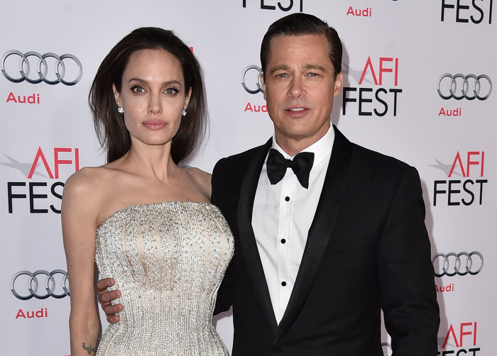 Brad Pitt y Angelina Jolie posando. Gtres
