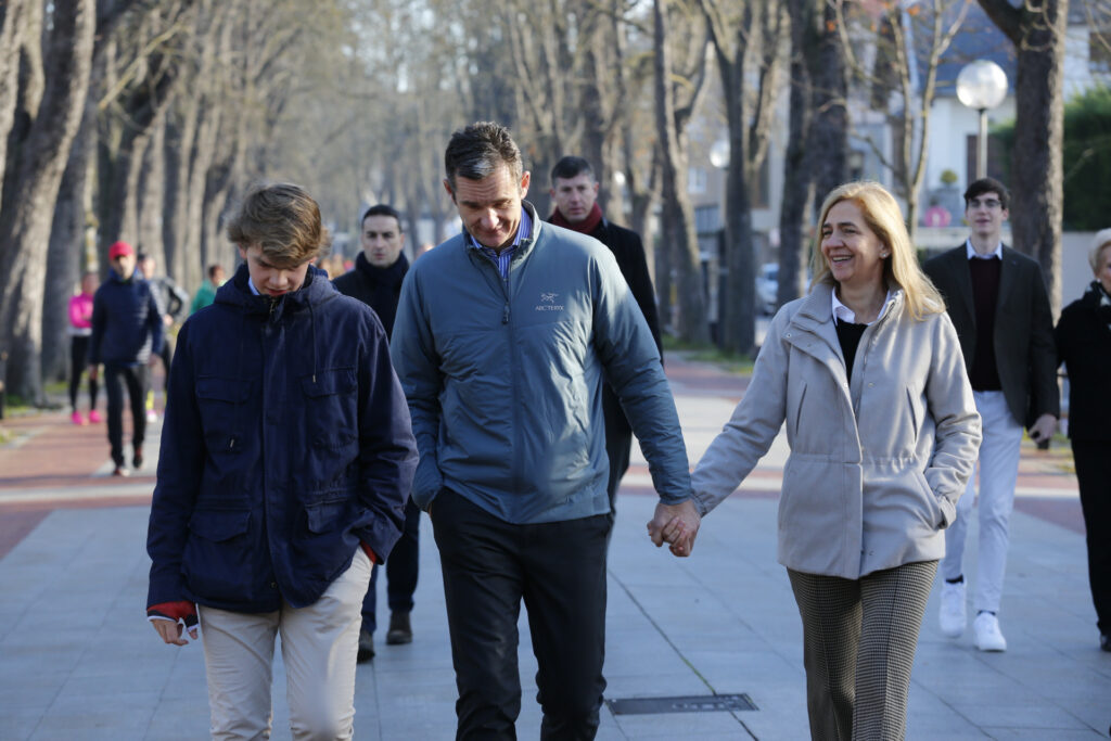 La infanta Cristina, Iñaki y Miguel Urdangarin paseando. Gtres