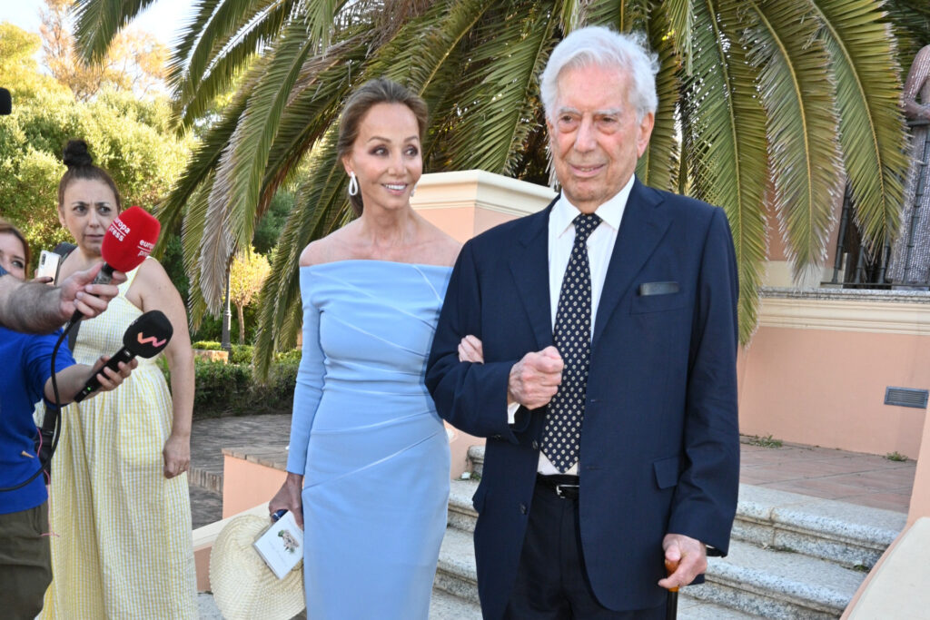 Isabel Preysler y Mario Vargas Llosa en la boda de Álvaro Castillejo. Gtres