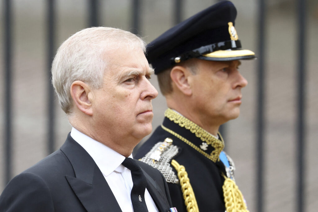 El príncipe Andrés junto al príncipe Eduardo en el funeral de Isabel II. Gtres