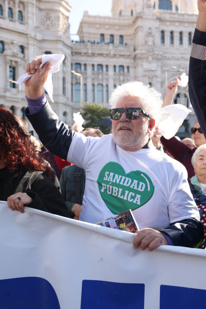 Pedro Almodóvar en la manifestación a favor de la sanidad pública. Gtres