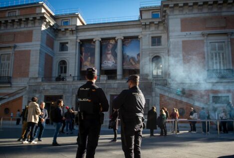 Vox se querella contra los activistas que se pegaron a 'las majas' de Goya en el Prado