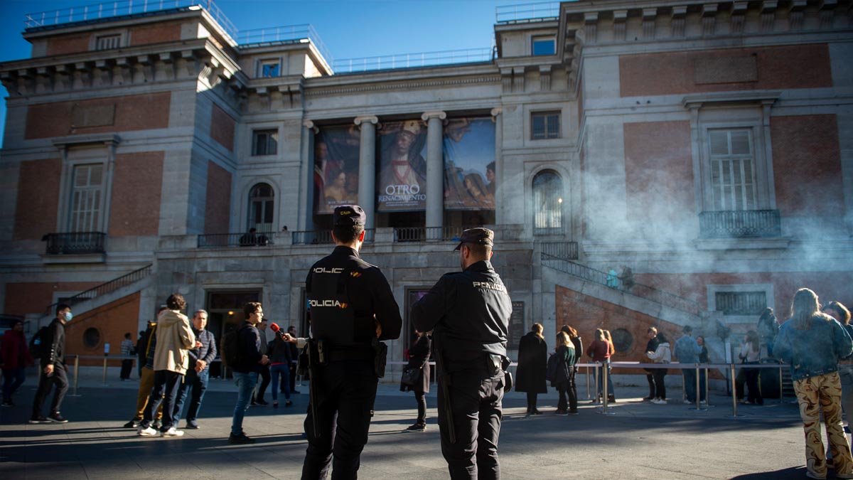Vox se querella contra los activistas que se pegaron a ‘las majas’ de Goya en el Prado