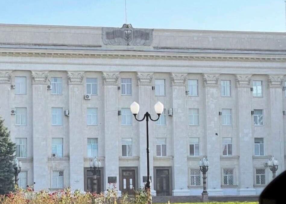 Las tropas rusas abandonan puestos de control en Jersón y Ucrania retira la bandera rusa de la sede administrativa