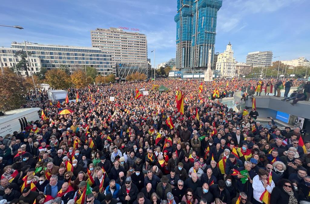 (VÍDEO) Vox llama a la «reacción social» contra el Gobierno de Sánchez en una multitudinaria manifestación