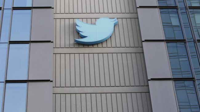 Twitter vende su estatua de pajarito por 100.000 dólares en una subasta de 24 horas
