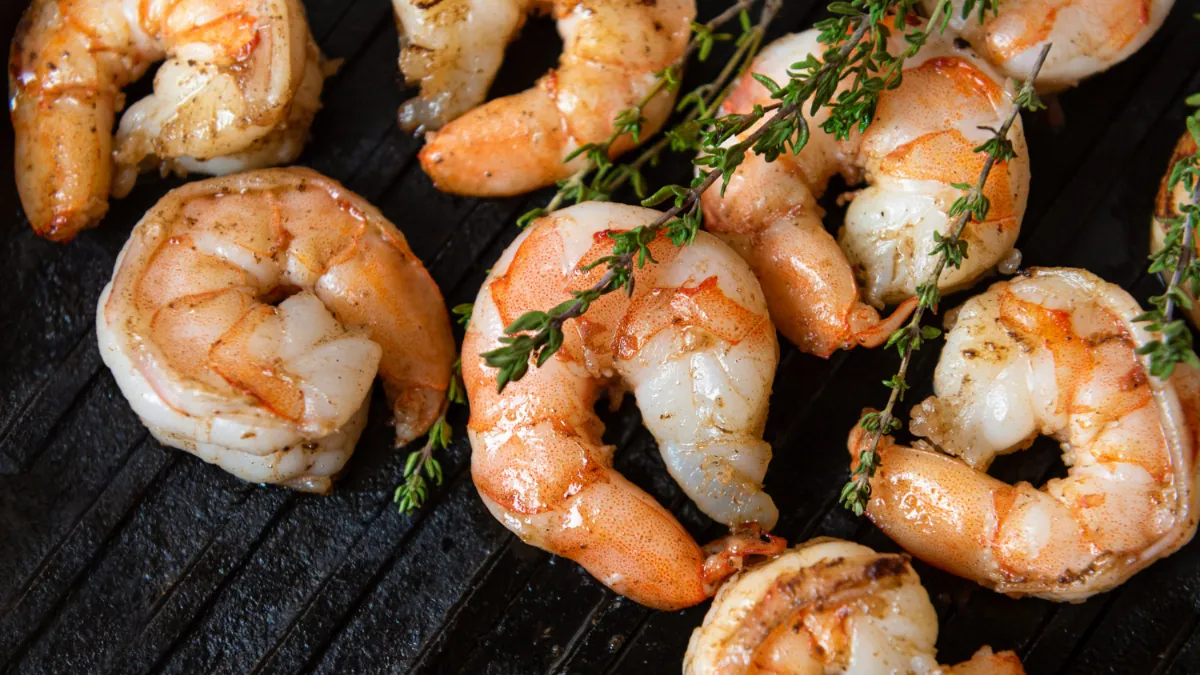 Un plato con gambas a la plancha