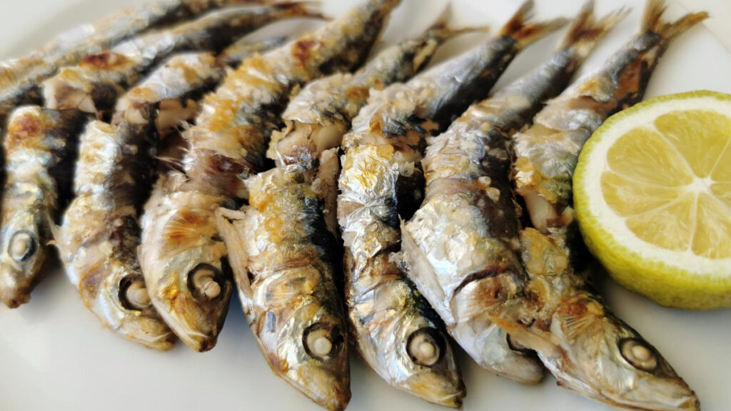 Un plato con sardinas asadas