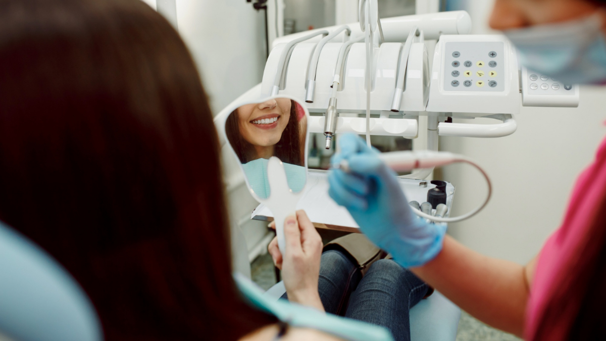 Una mujer en la clínica de un dentista