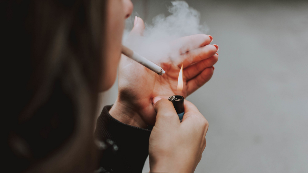 Una mujer fumando un cigarro